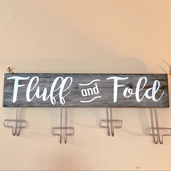 Wooden ‘Fluff & Fold’ Farmhouse 4 Hook Decorative Wall Hanger NWT - Picture 9 of 14